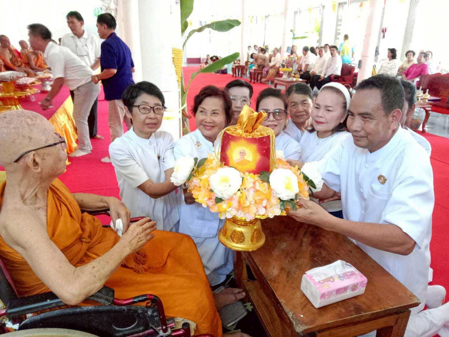 ภาพการถวายปัจจัยวัดปัจฉิมาวาส