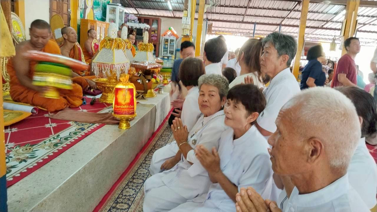 ภาพการถวายปัจจัยวัดศรีบุญเรือง