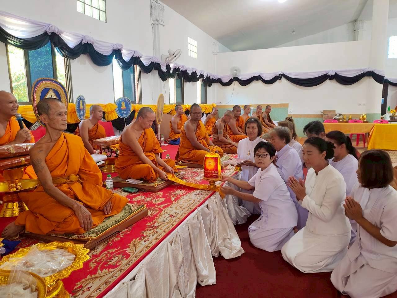 ภาพการถวายปัจจัยวัดยอดแก้ว