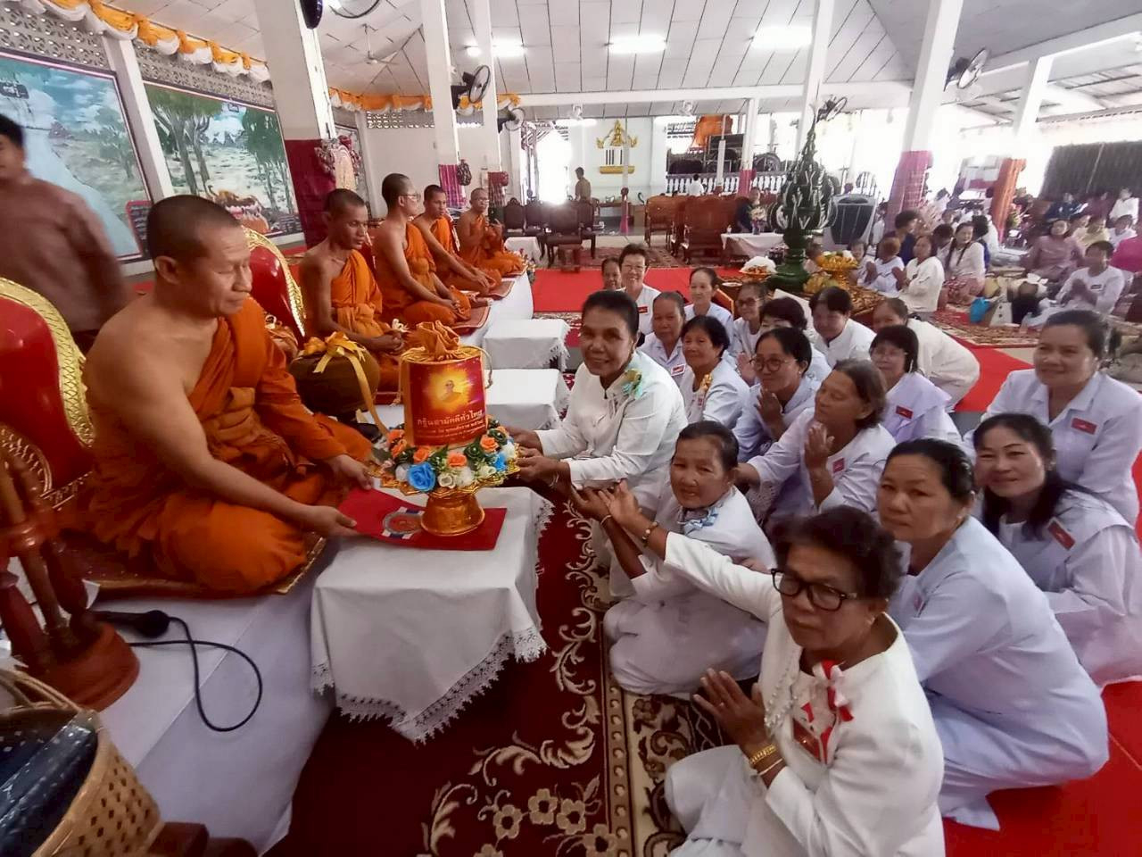 ภาพการถวายปัจจัยวัดศรีมงคล
