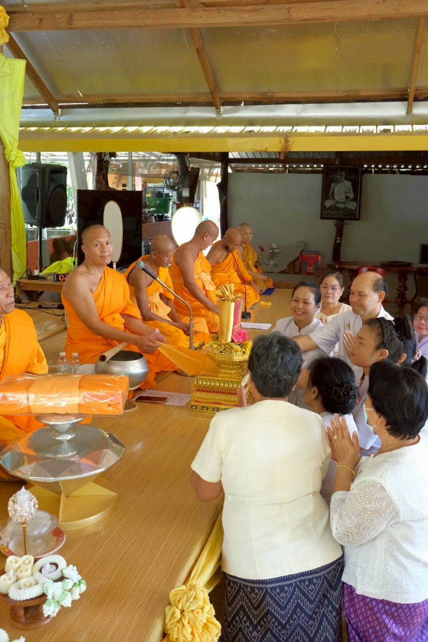 ภาพการถวายปัจจัยที่พักสงฆ์เลิงแก้วมงคลธรรม