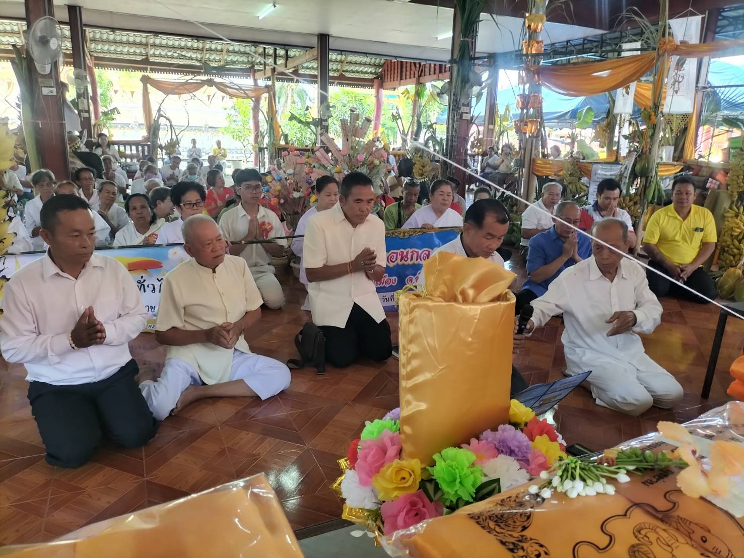ภาพร่วมพิธีกรรมวัดดอนกลอง