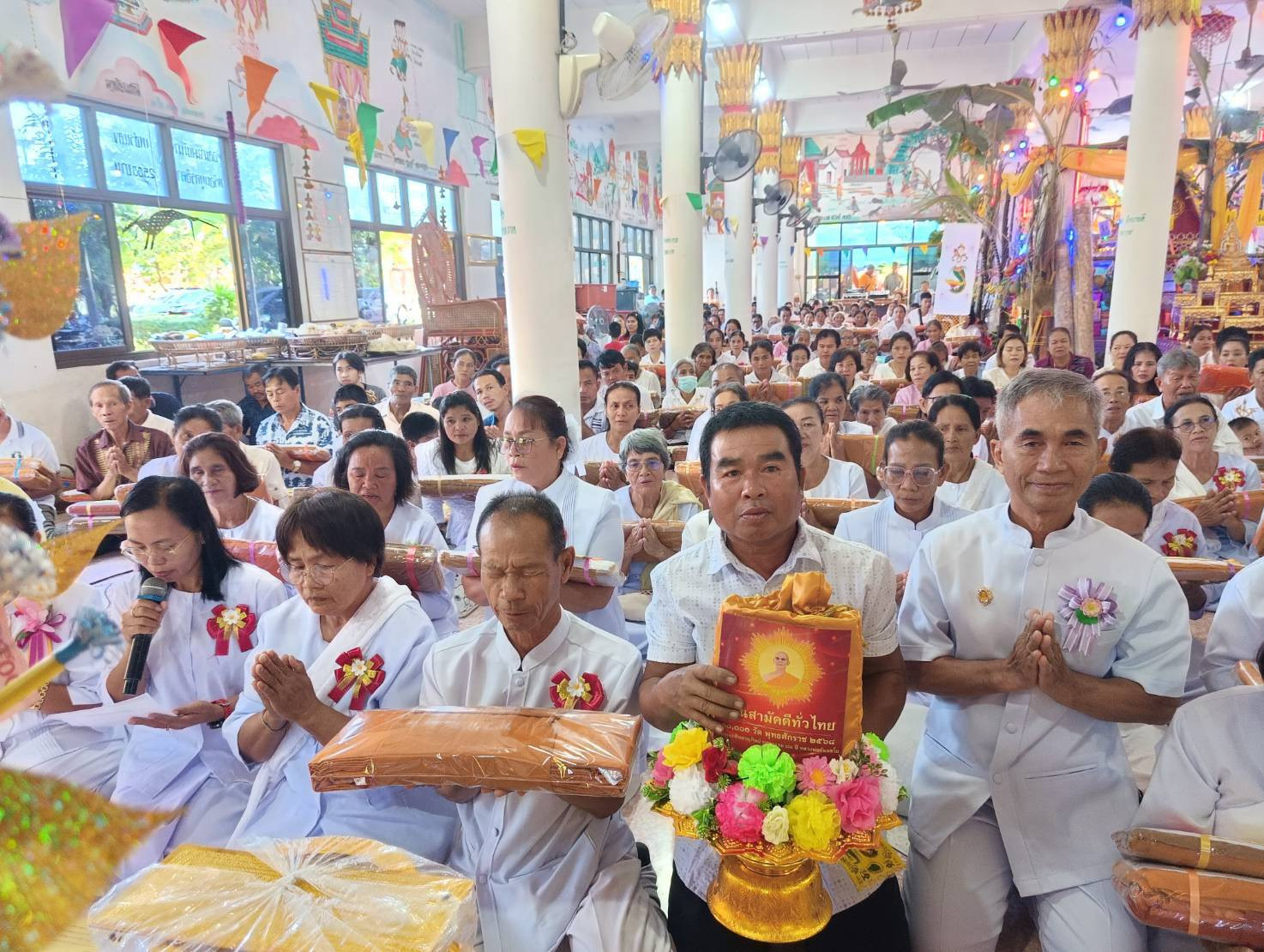 ภาพหมู่ถือพานถวายปัจจัยวัดมหาธาตุ