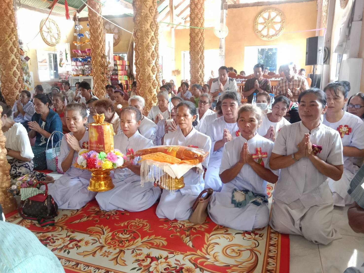 ภาพหมู่ถือพานถวายปัจจัยวัดโพธิ์ทอง