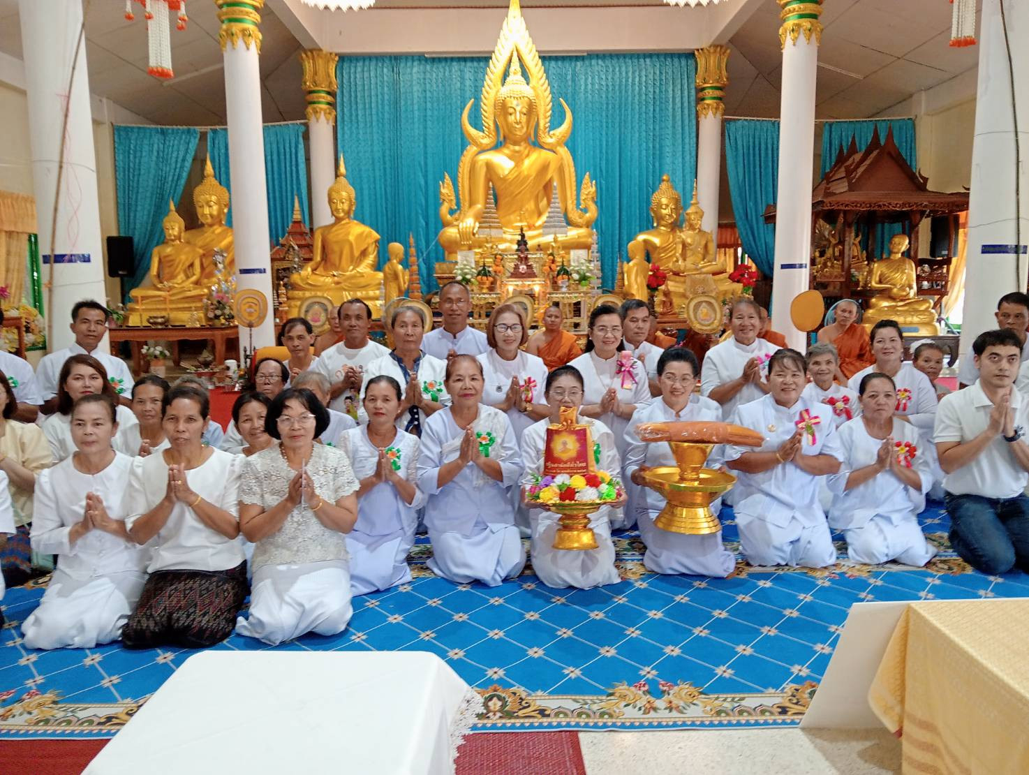 ภาพหมู่ถือพานถวายปัจจัยวัดศรีธงทอง