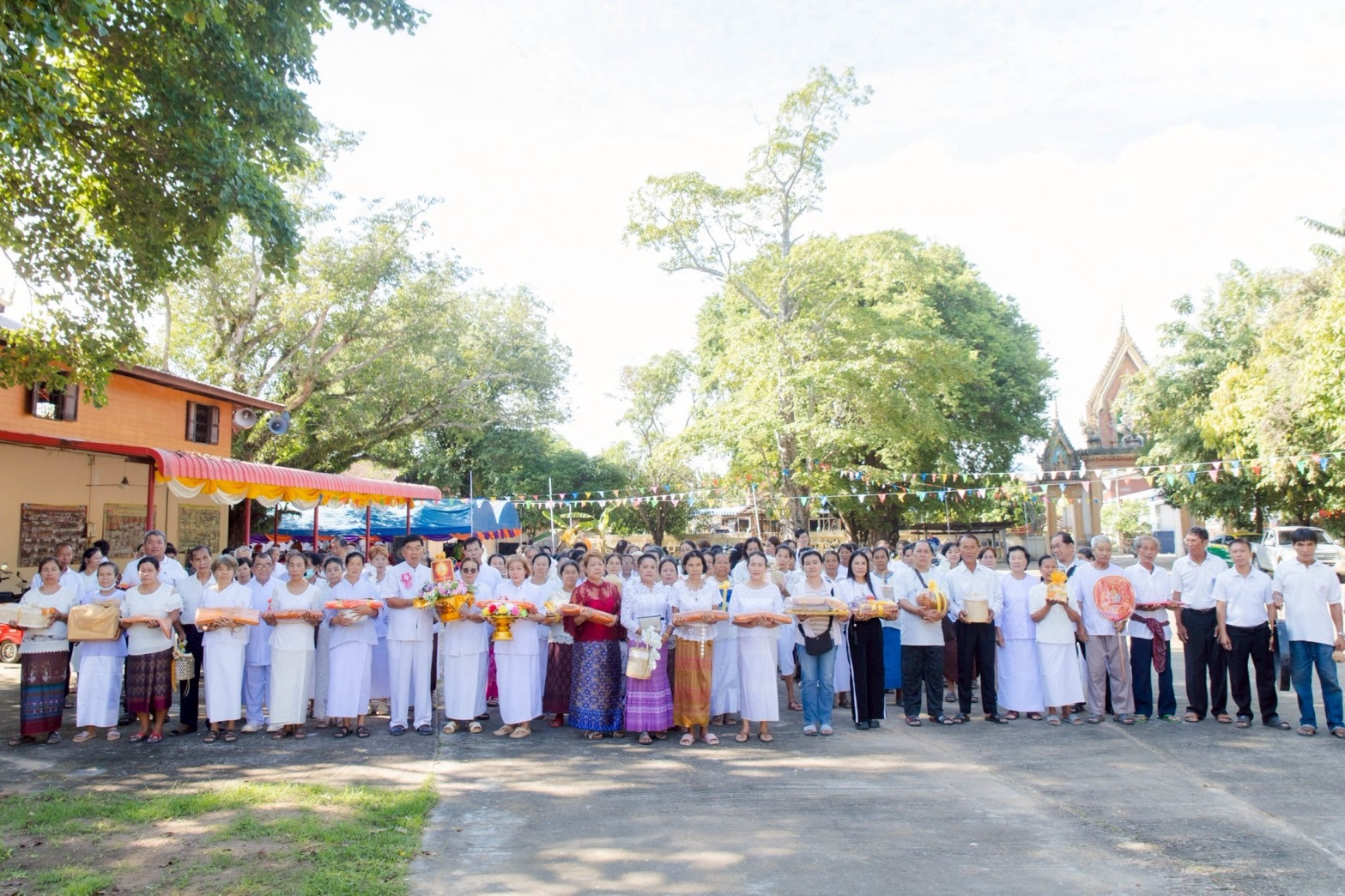 ภาพหมู่ถือพานถวายปัจจัยวัดเหล่าฝ้าย