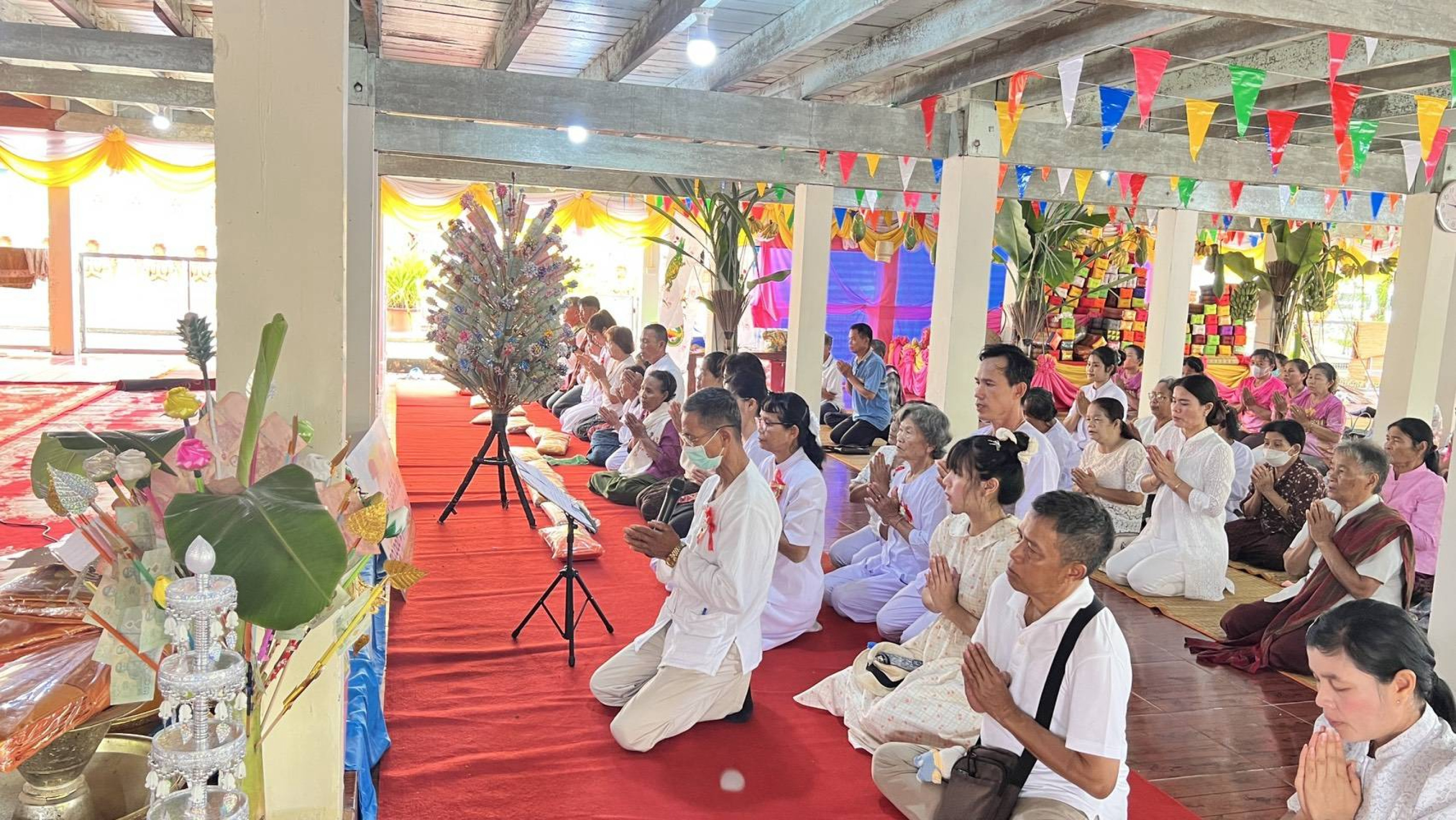 ภาพร่วมพิธีกรรมวัดบ้านโคกกลาง