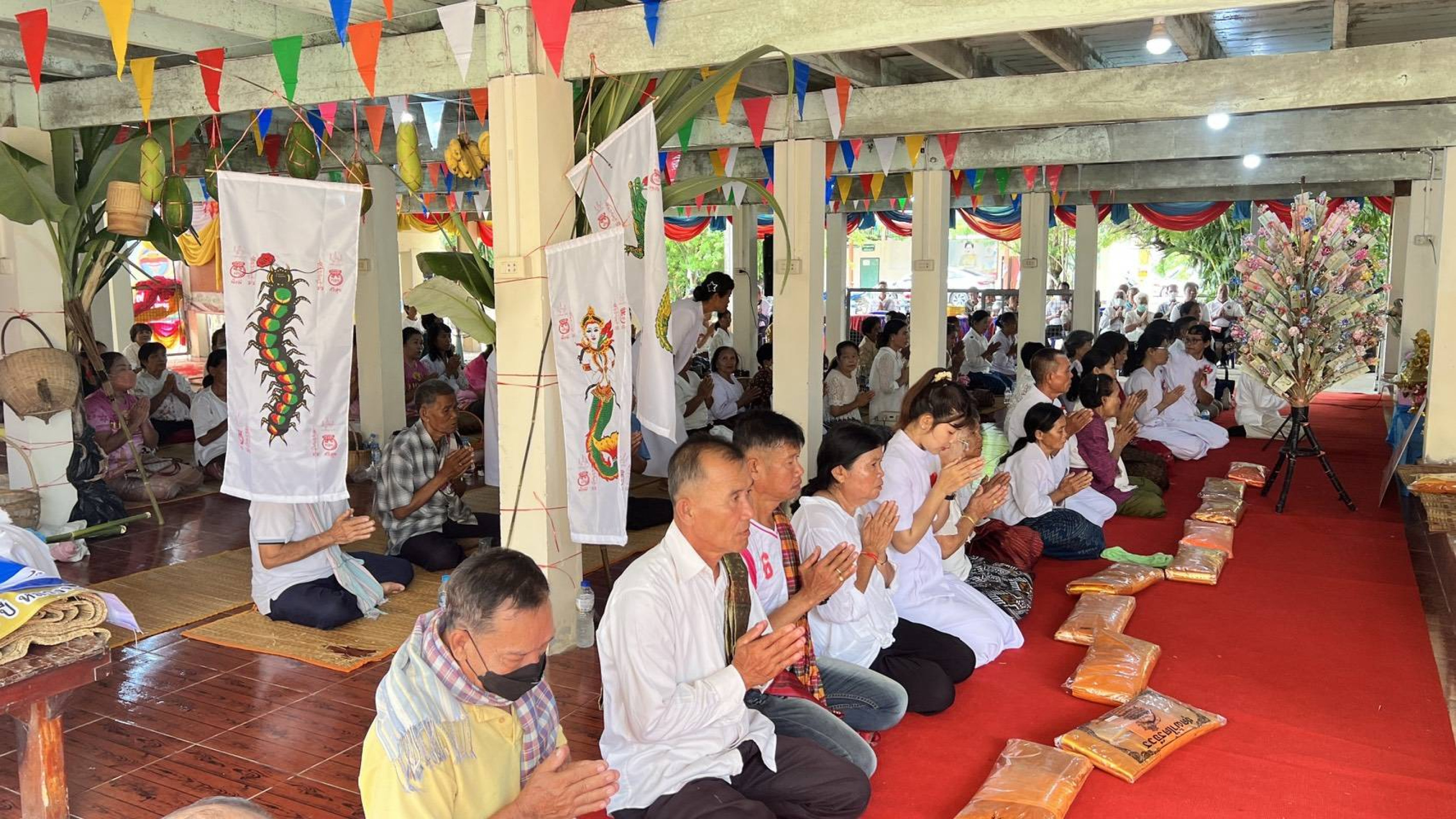 ภาพร่วมพิธีกรรมวัดบ้านโคกกลาง