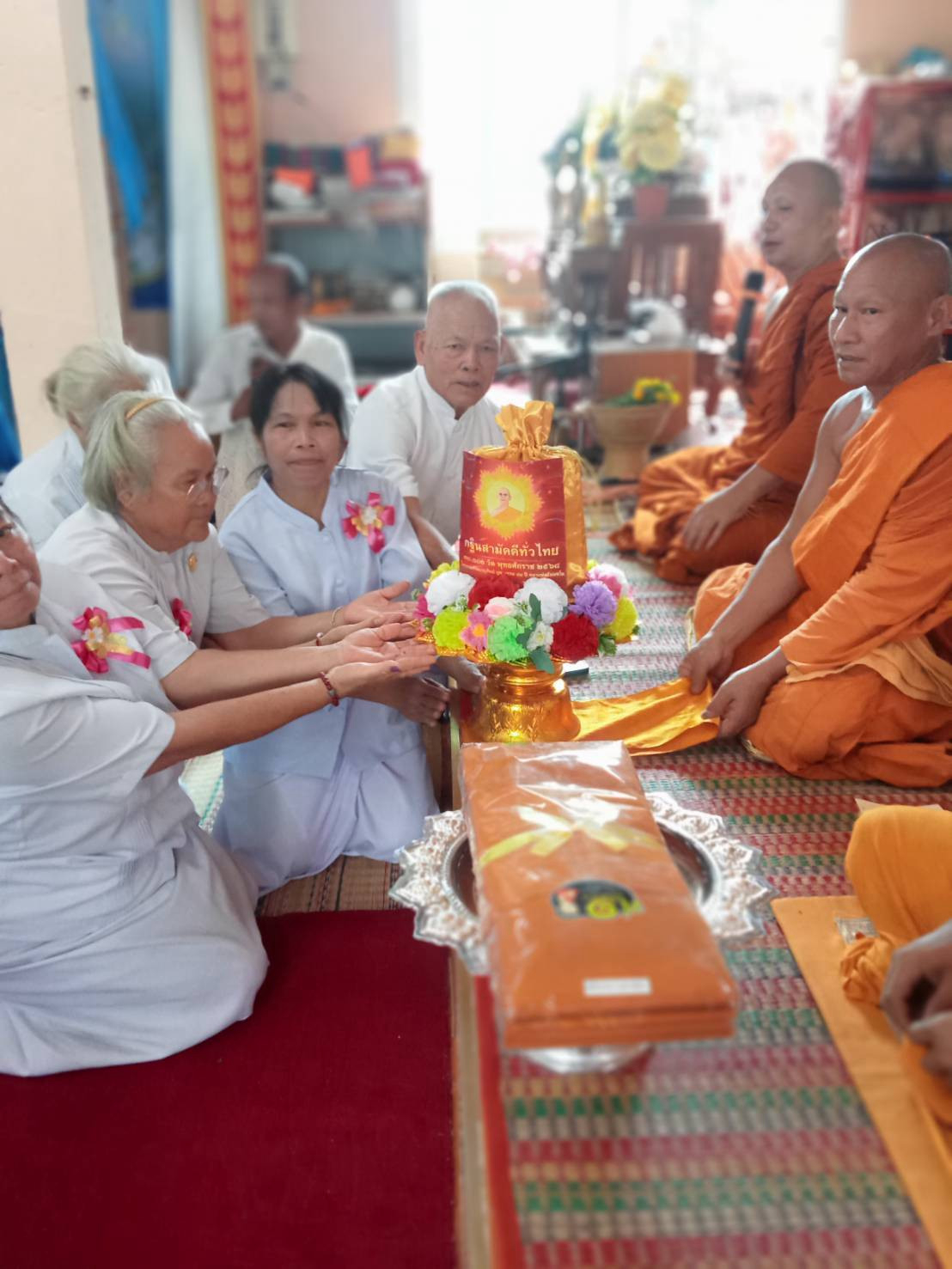 ภาพการถวายปัจจัยวัดบ้านงิ้ว