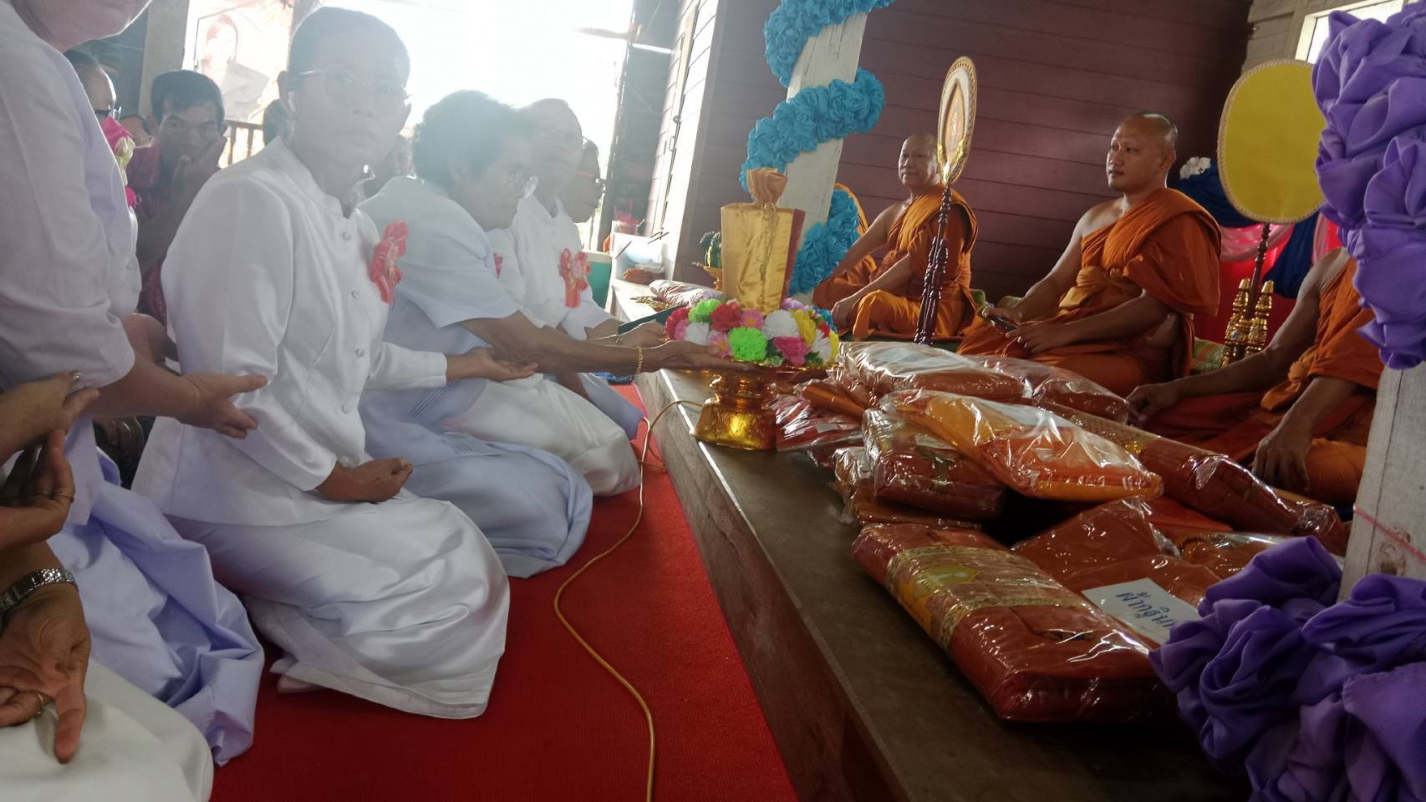 ภาพการถวายปัจจัยวัดบุญเรือง