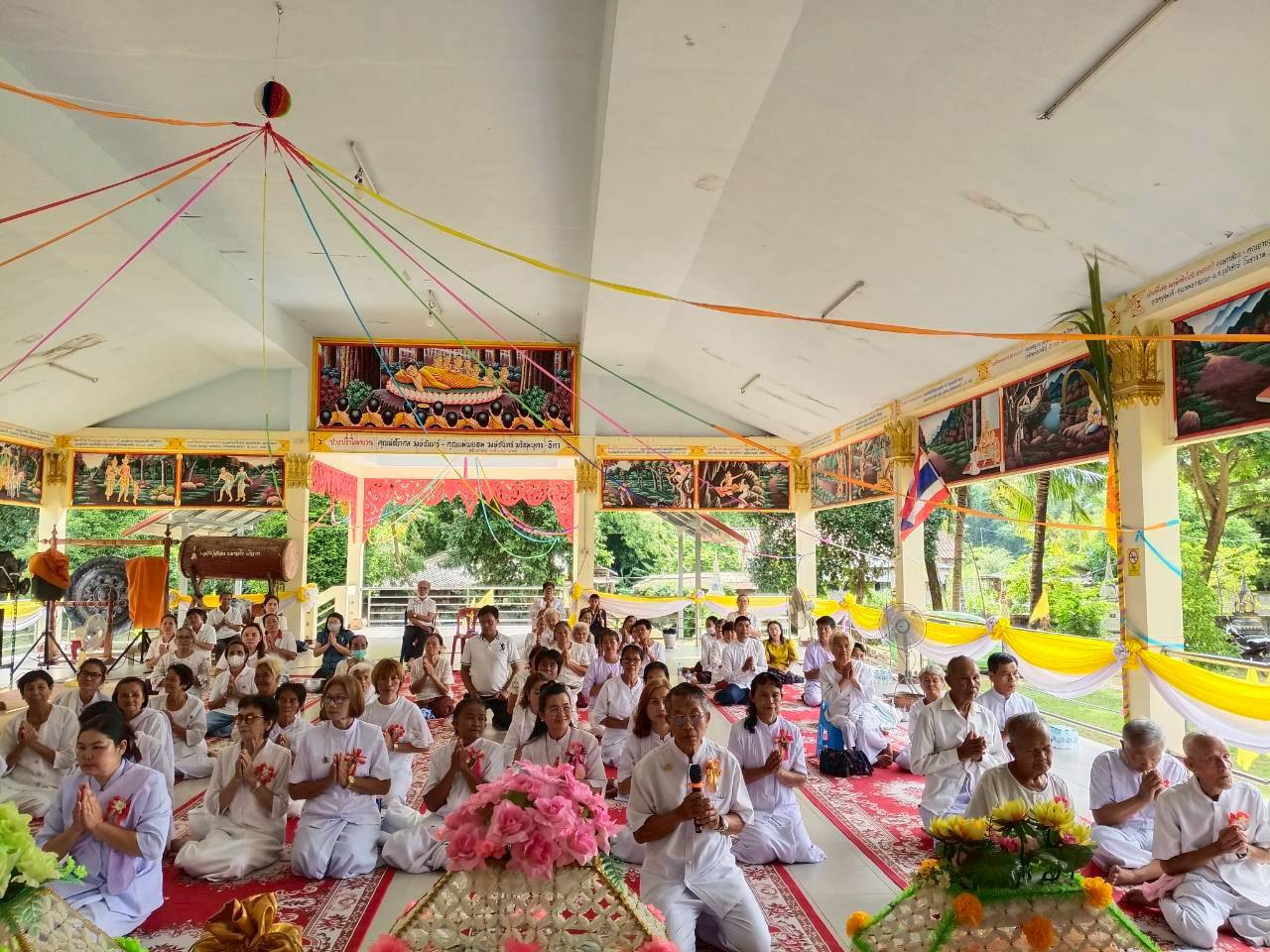 ภาพร่วมพิธีกรรมวัดผือฮี