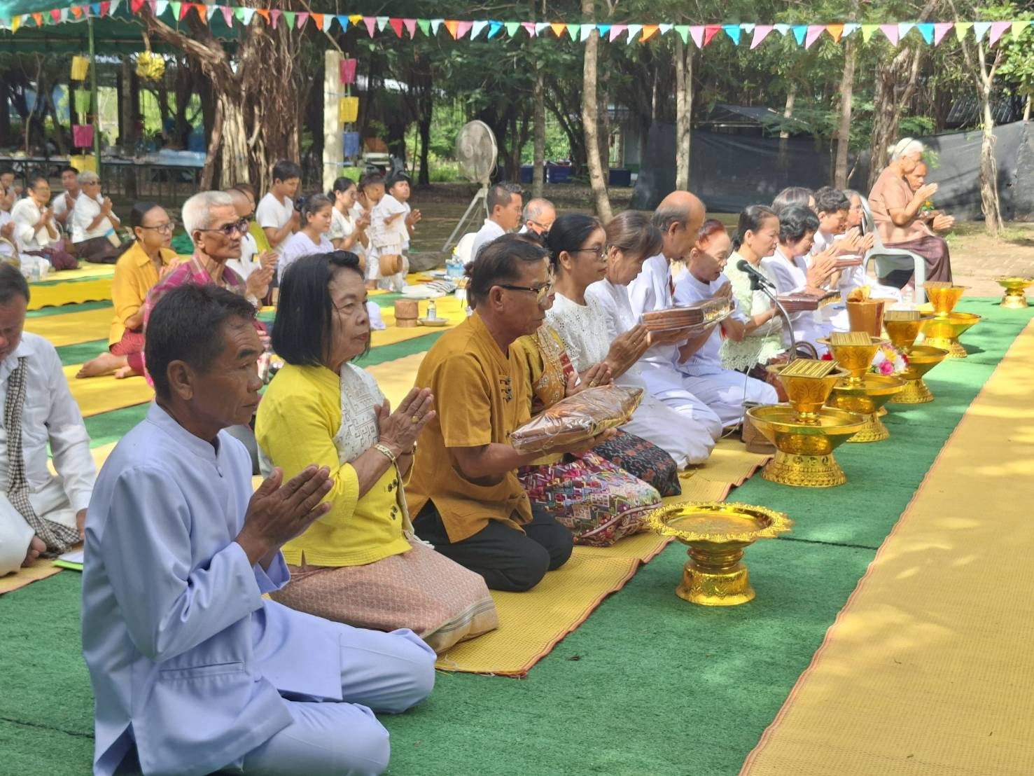 ภาพร่วมพิธีกรรมศูนย์ปฏิบัติธรรมหนองขุมปูน