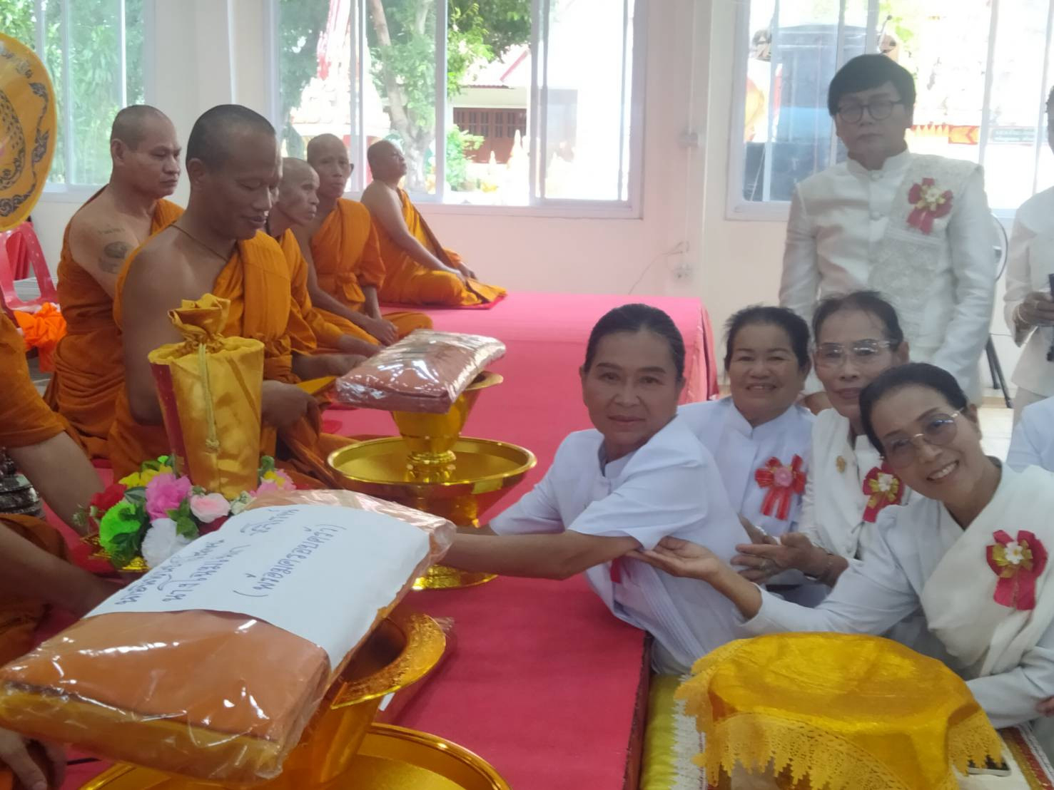 ภาพการถวายปัจจัยวัดพิทักษ์วนาราม