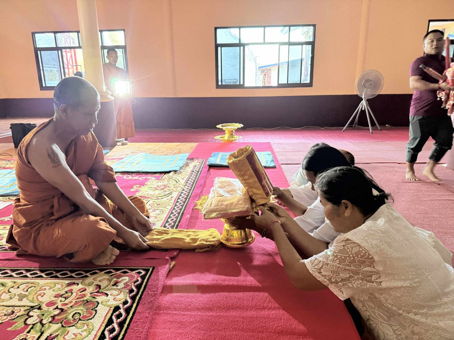 ภาพการถวายปัจจัยวัดป่าพุทธิคุณ