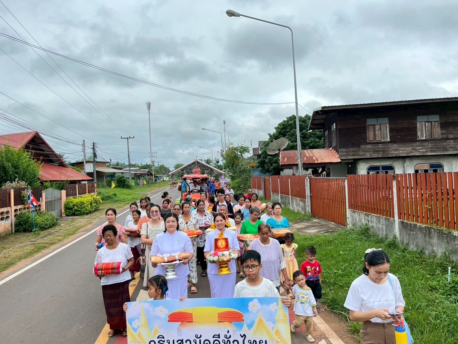 ภาพร่วมขบวนกฐินวัดสว่างวังไฮ