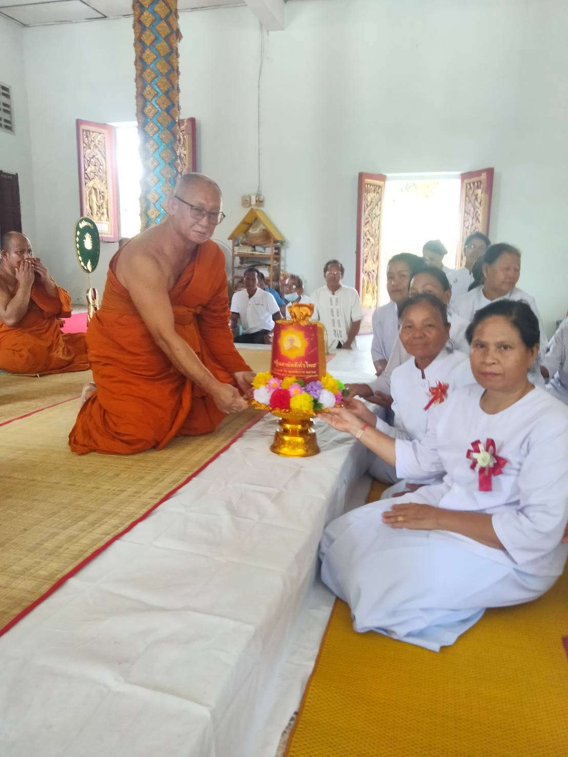 ภาพการถวายปัจจัยวัดโคกสว่าง