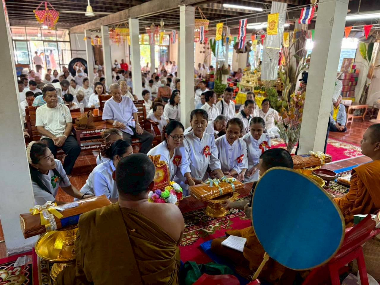 ภาพการถวายปัจจัยวัดสว่างอารมณ์