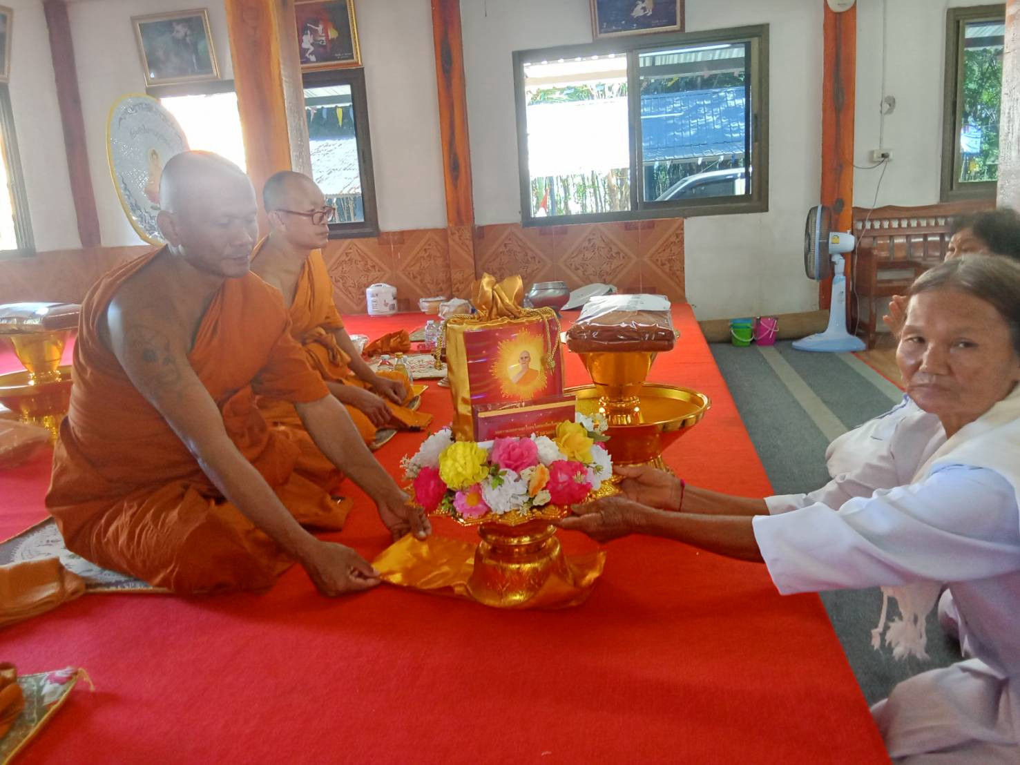 ภาพการถวายปัจจัยวัดวิเวการาม