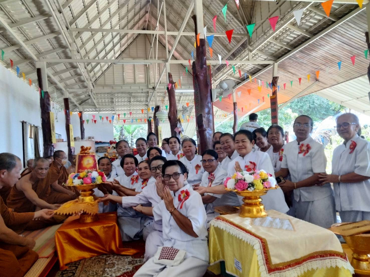 ภาพการถวายปัจจัยวัดป่าเลิงจิตวิเวก