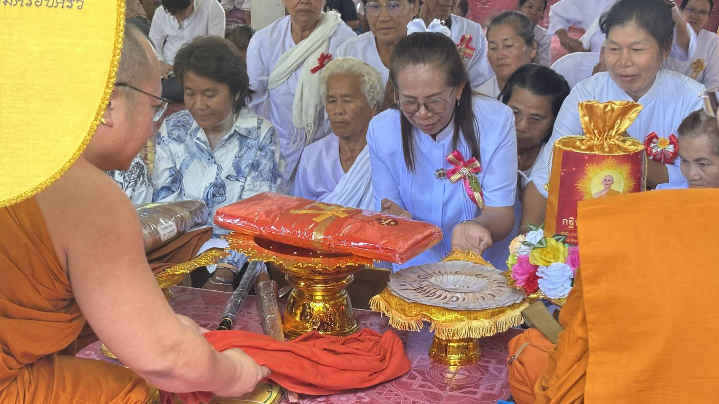 ภาพการถวายปัจจัยวัดเหมือดขาว