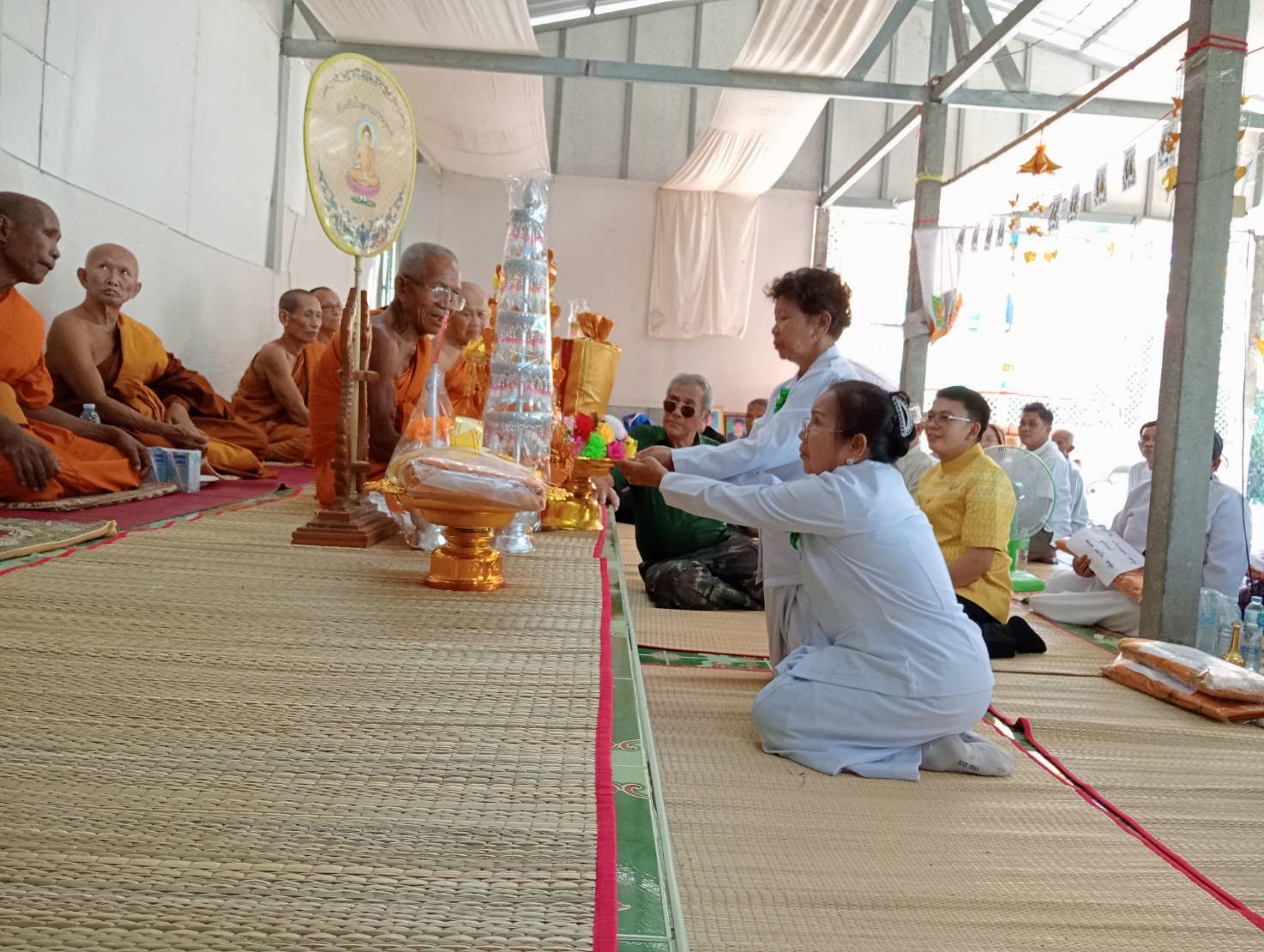 ภาพการถวายปัจจัยสำนักสงฆ์ดอนปู่ตา