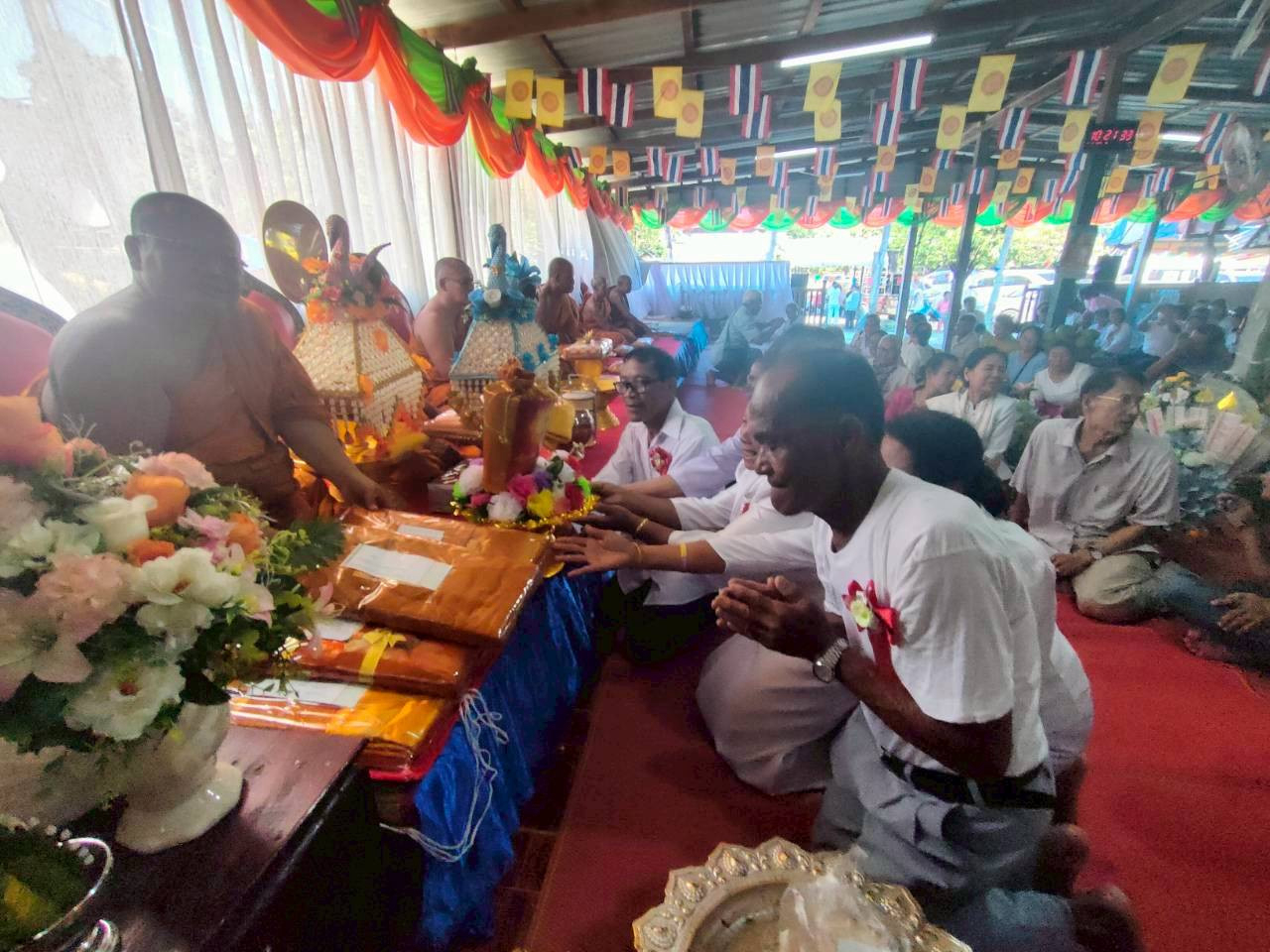 ภาพการถวายปัจจัยวัดดอนเขือง