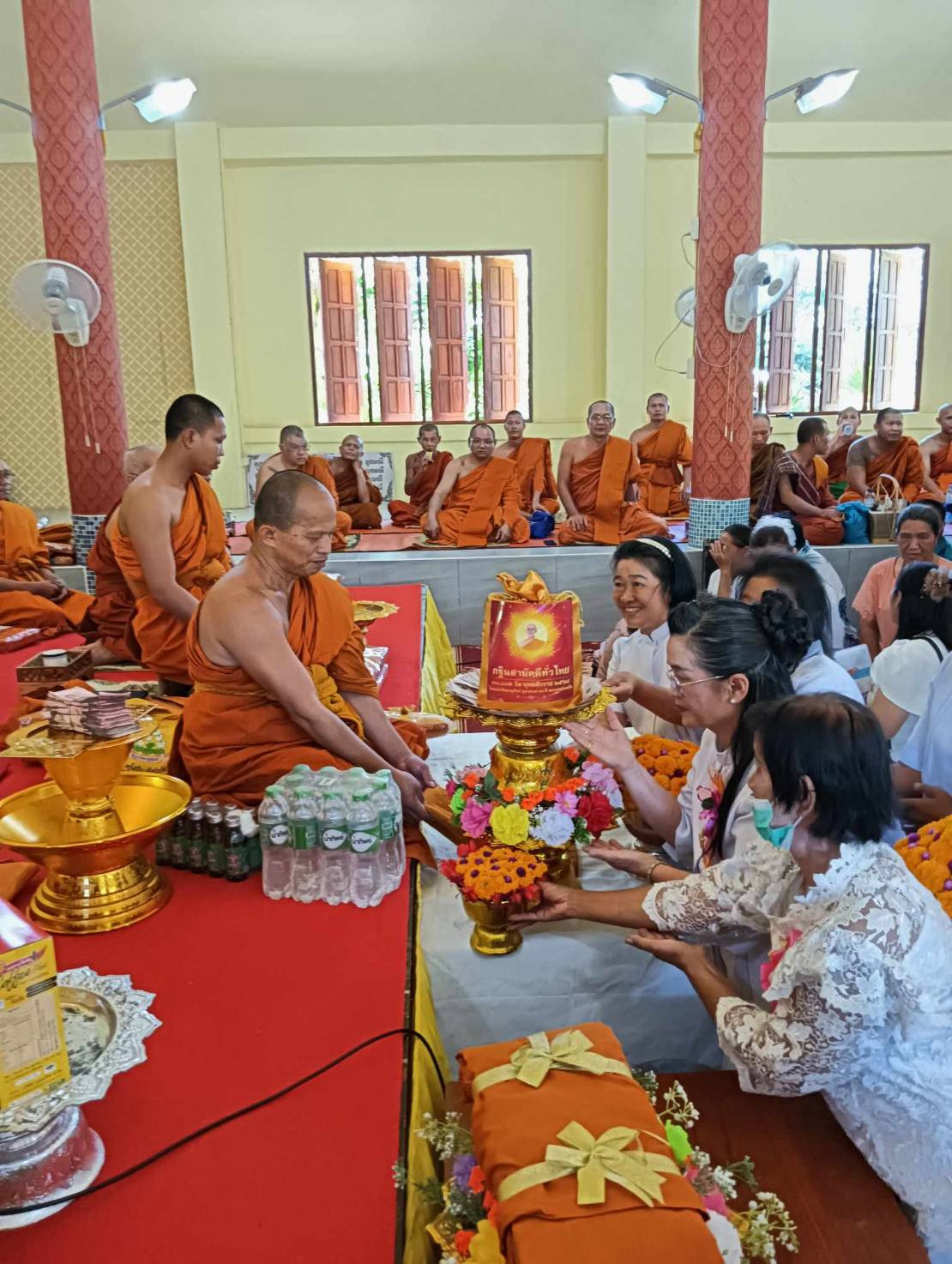 ภาพการถวายปัจจัยวัดหนองแหน