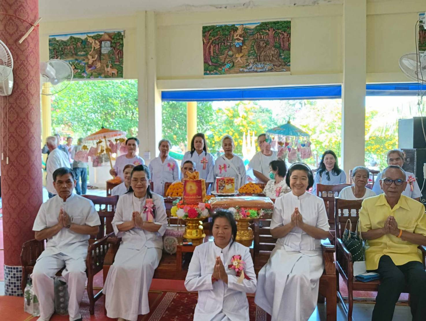ภาพหมู่ถือพานถวายปัจจัยวัดหนองแหน