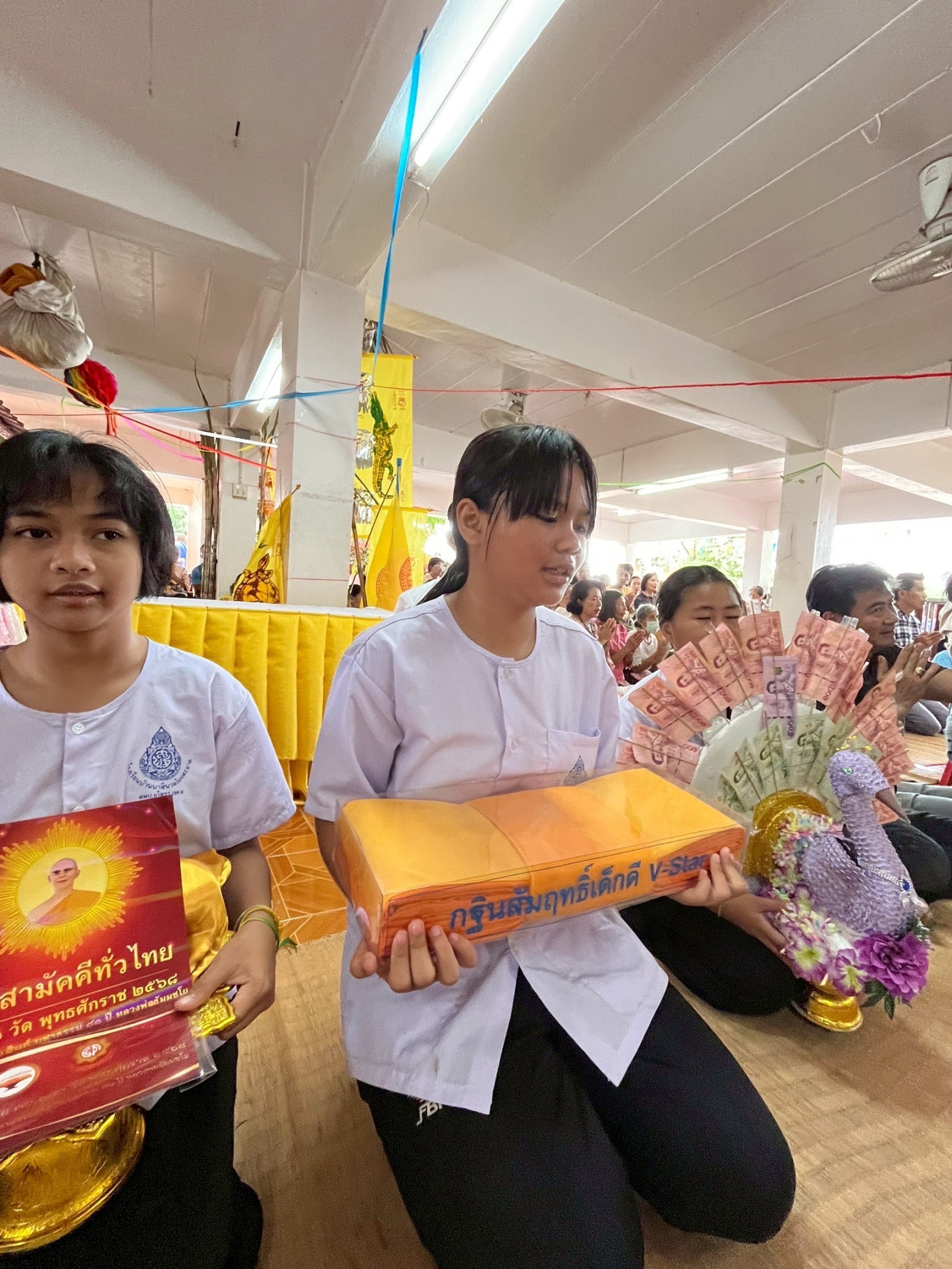 ภาพหมู่ถือพานถวายปัจจัยวัดนาสีนวล