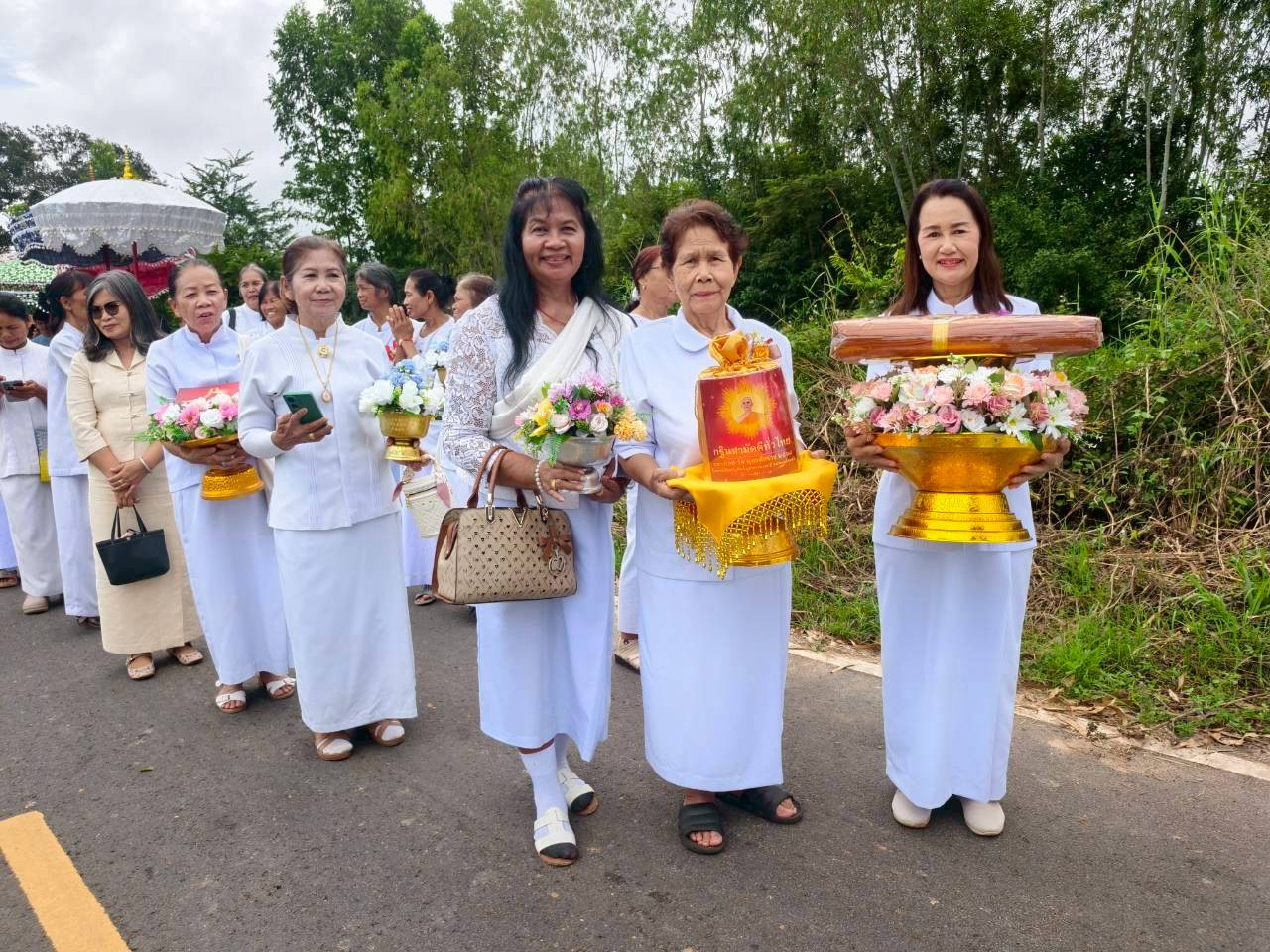 ภาพร่วมพิธีกรรมที่พักสงฆ์ แสงแก้ววิถีวิมุติ