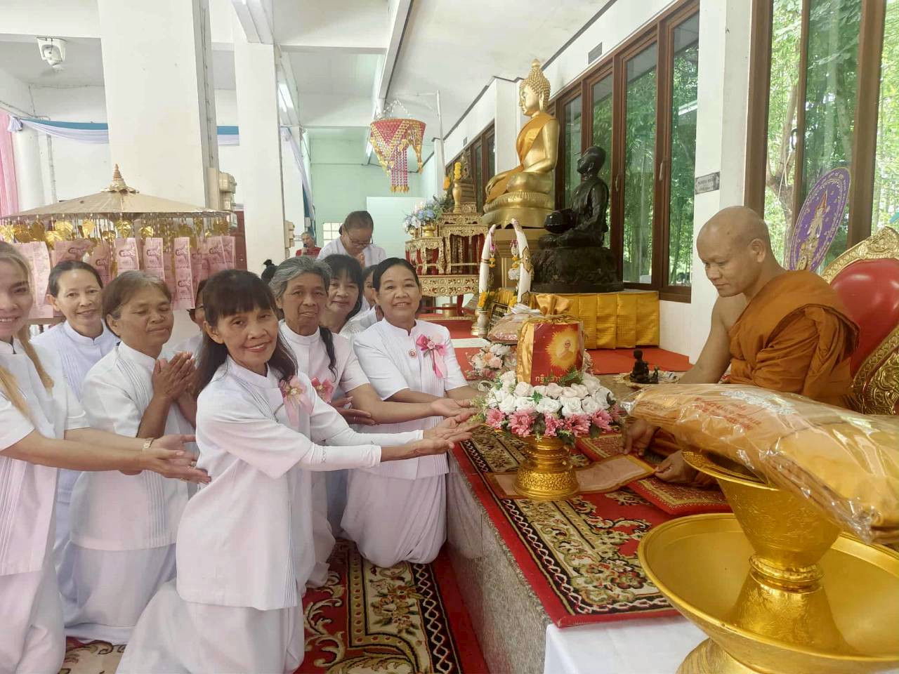 ภาพการถวายปัจจัยวัดระกา