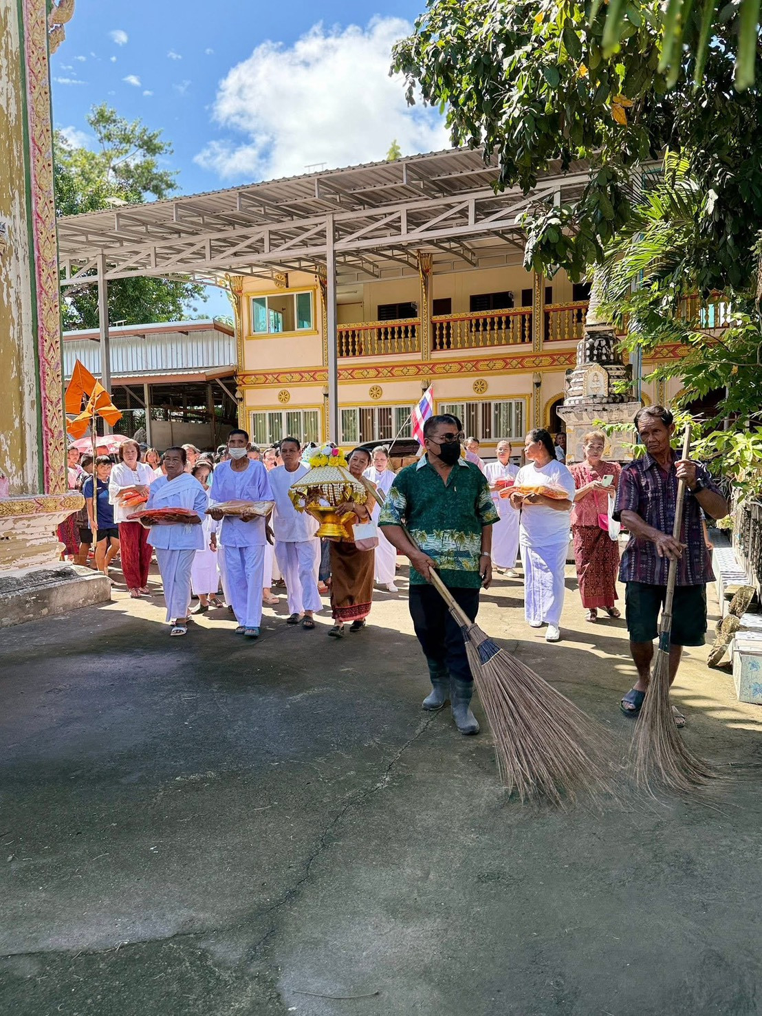 ภาพร่วมขบวนกฐินวัดหนองหญ้าปล้อง