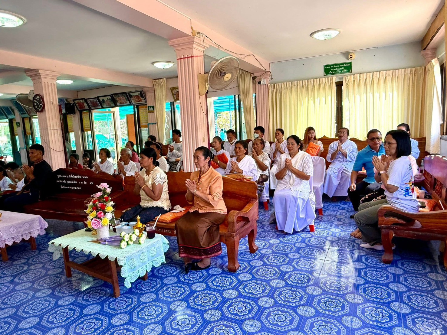 ภาพร่วมพิธีกรรมวัดหนองหญ้าปล้อง