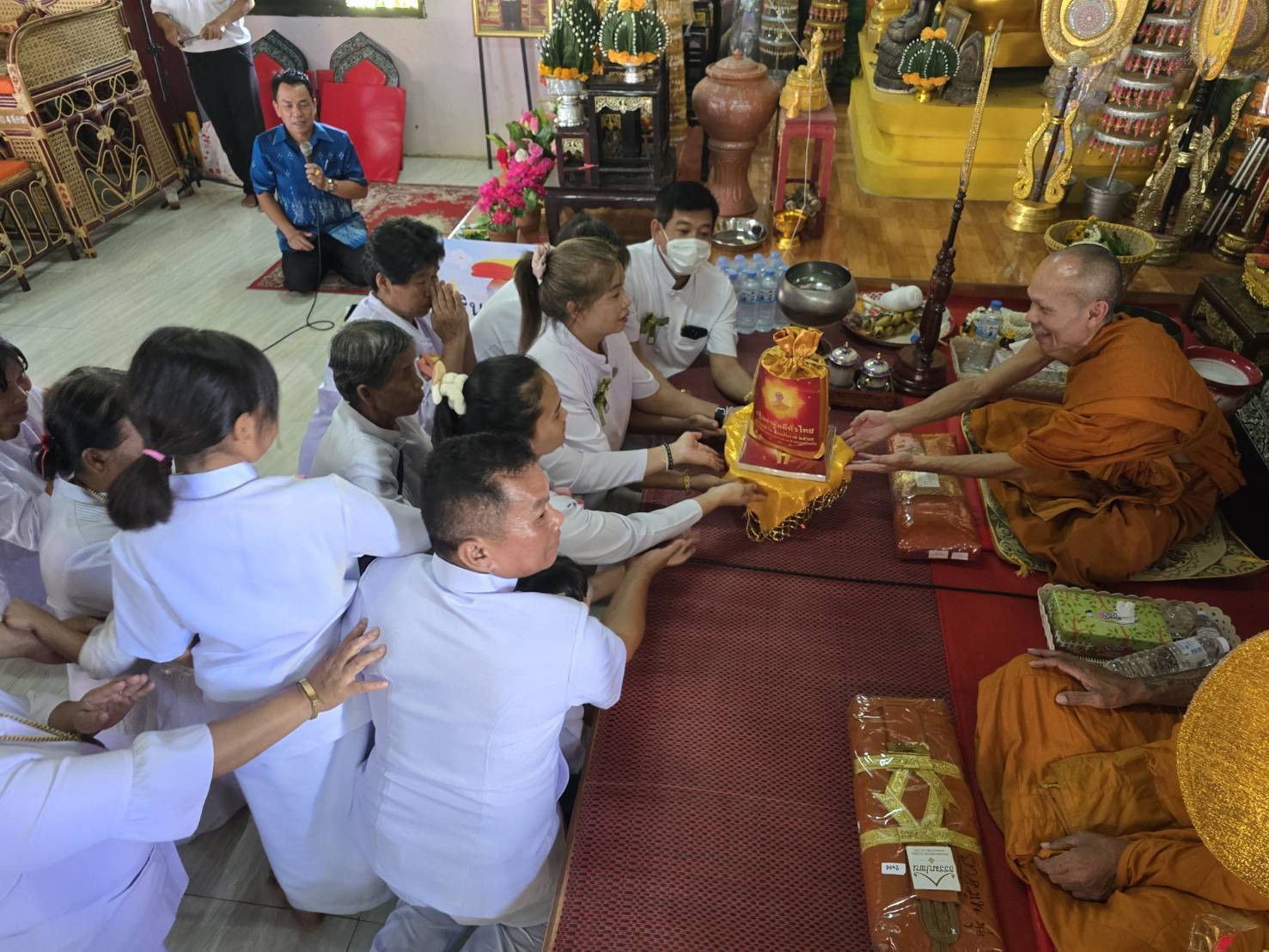 ภาพหมู่ถือพานถวายปัจจัยวัดเขื่อนช้างวนาราม