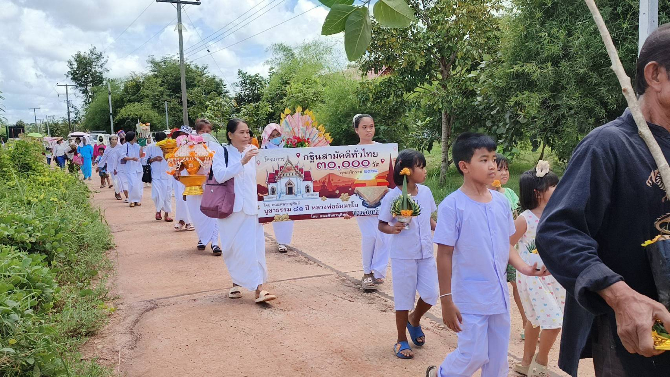 ภาพร่วมขบวนกฐินที่พักสงฆ์กิตติวลีพร