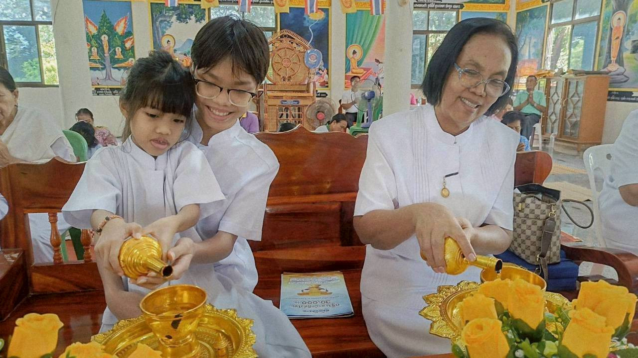 ภาพร่วมพิธีกรรมวัดหนองกระแซง