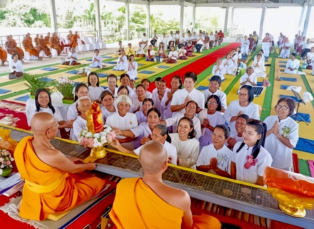 ภาพการถวายปัจจัยสำนักสงฆ์แก้วภาวนา