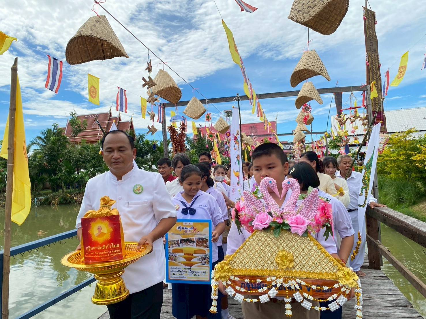 ภาพร่วมขบวนกฐินวัดปรางค์กู่