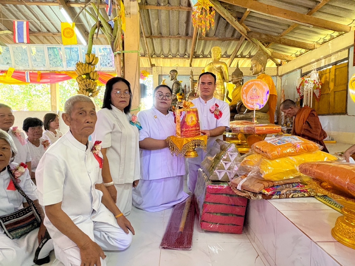 ภาพหมู่ถือพานถวายปัจจัยวัดบ้านหนองพะแนง