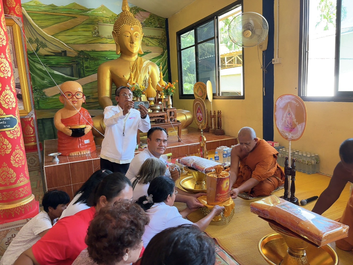 ภาพการถวายปัจจัยวัดบ้านหนองแลง