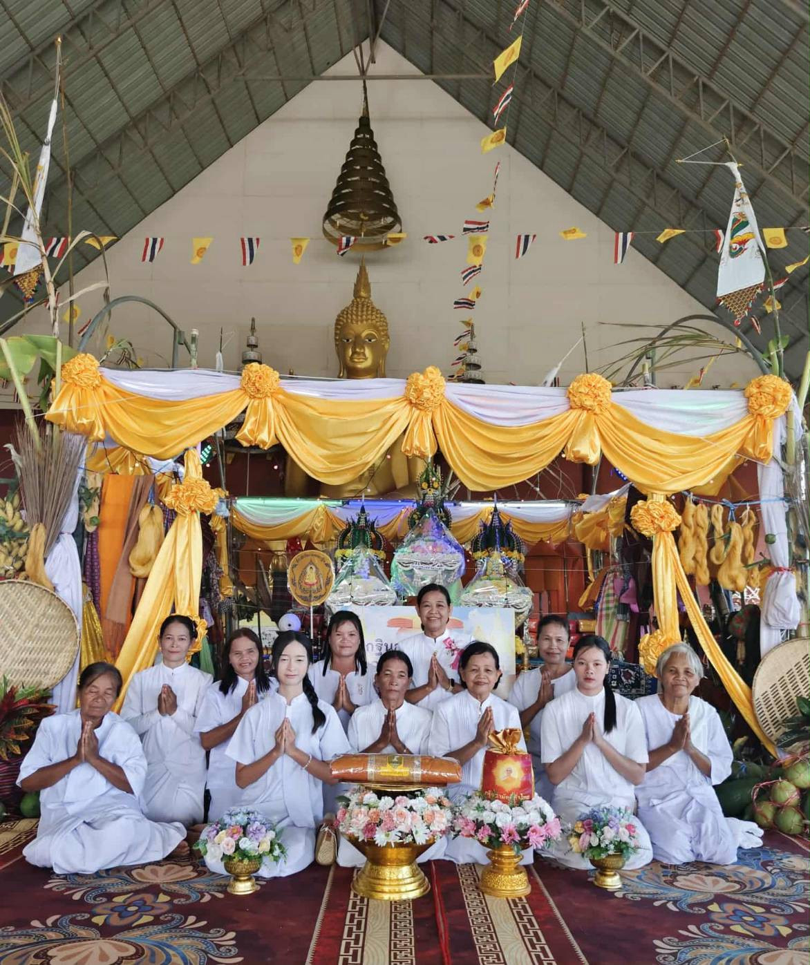 ภาพหมู่ถือพานถวายปัจจัยวัดนาครินทร์