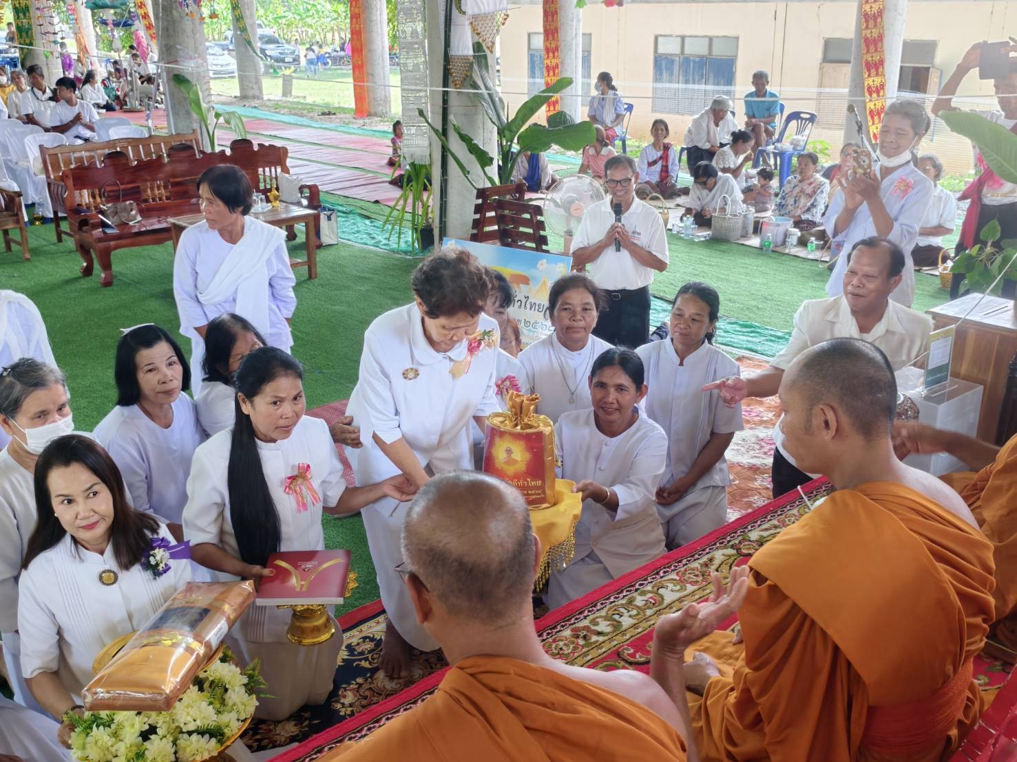 ภาพการถวายปัจจัยวัดหนองหิน