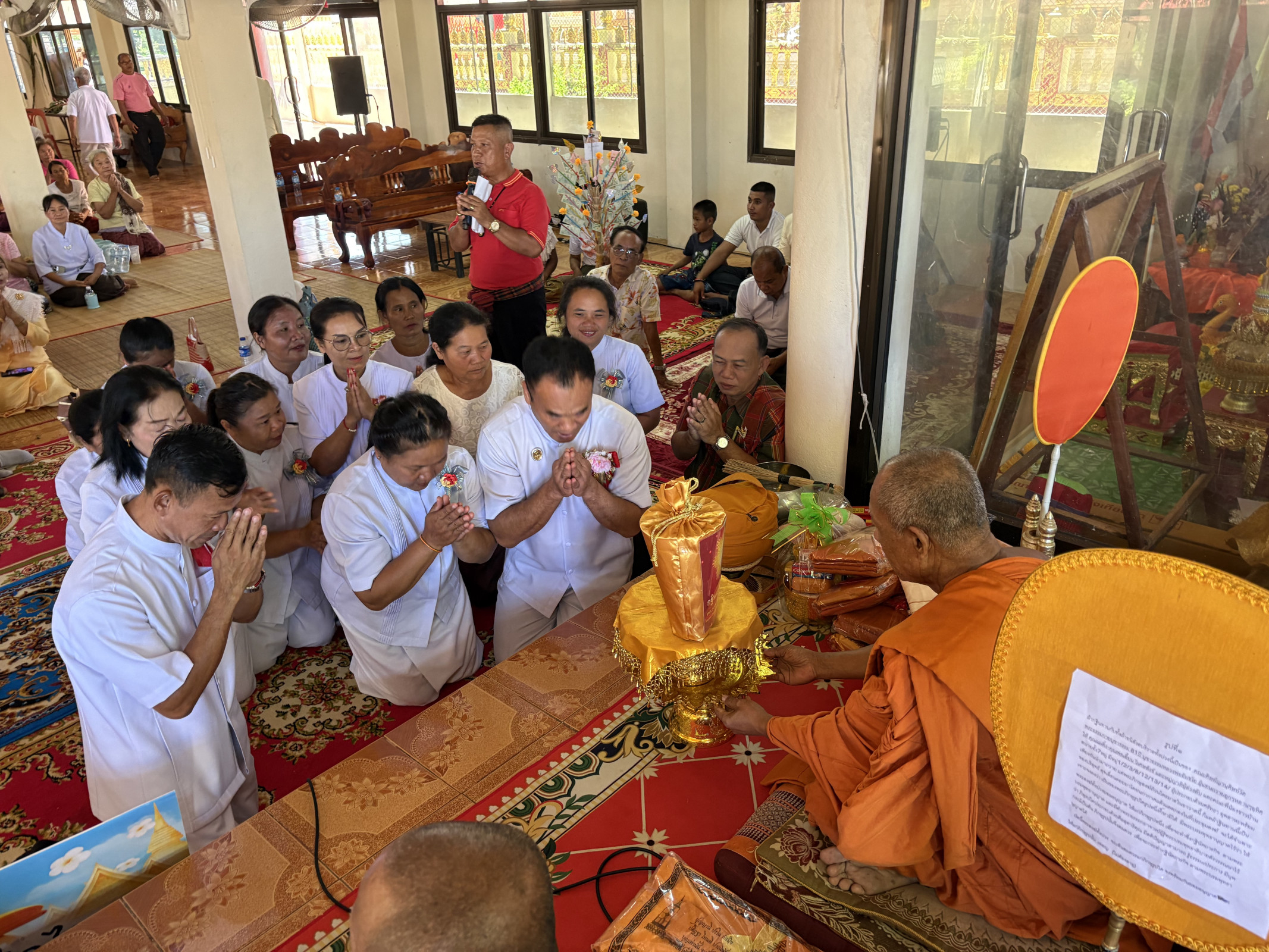 ภาพการถวายปัจจัยวัดบ้านสบาย