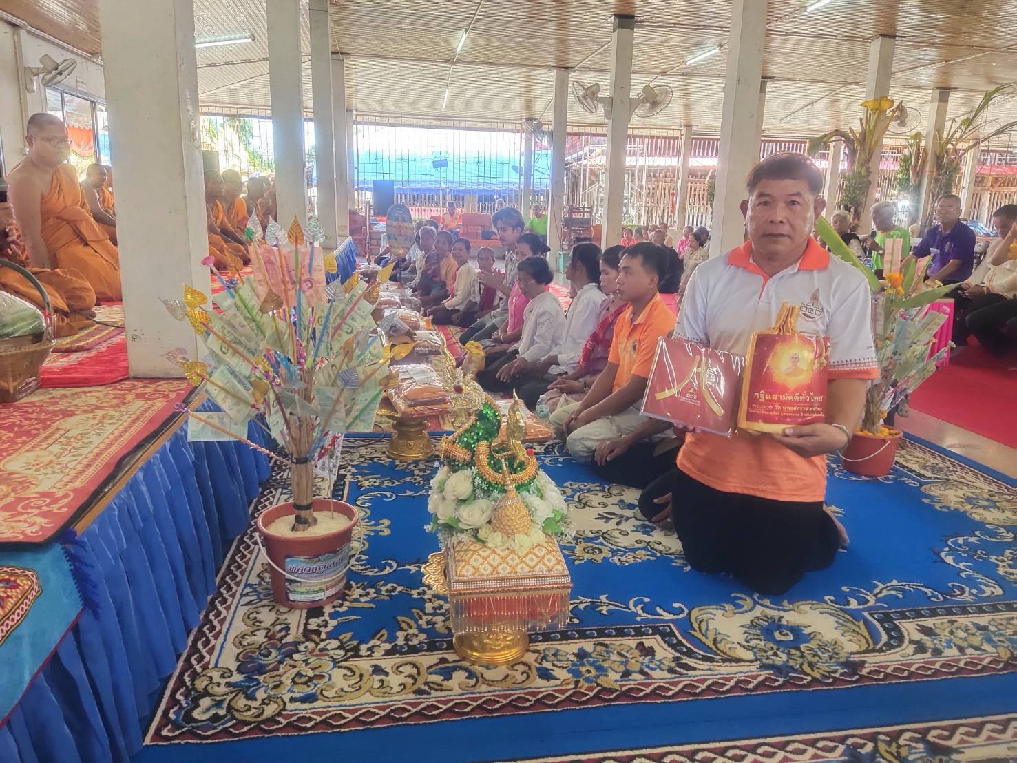 ภาพหมู่ถือพานถวายปัจจัยวัดละเอาะ