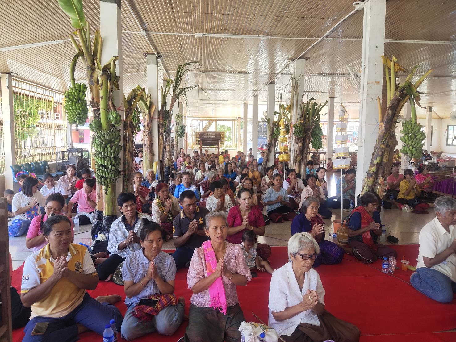 ภาพร่วมพิธีกรรมวัดละเอาะ