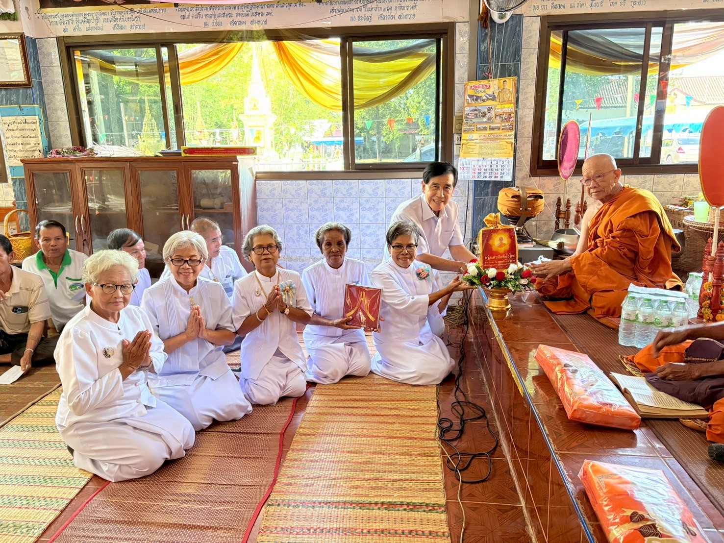 ภาพการถวายปัจจัยวัดศรีอัมพร