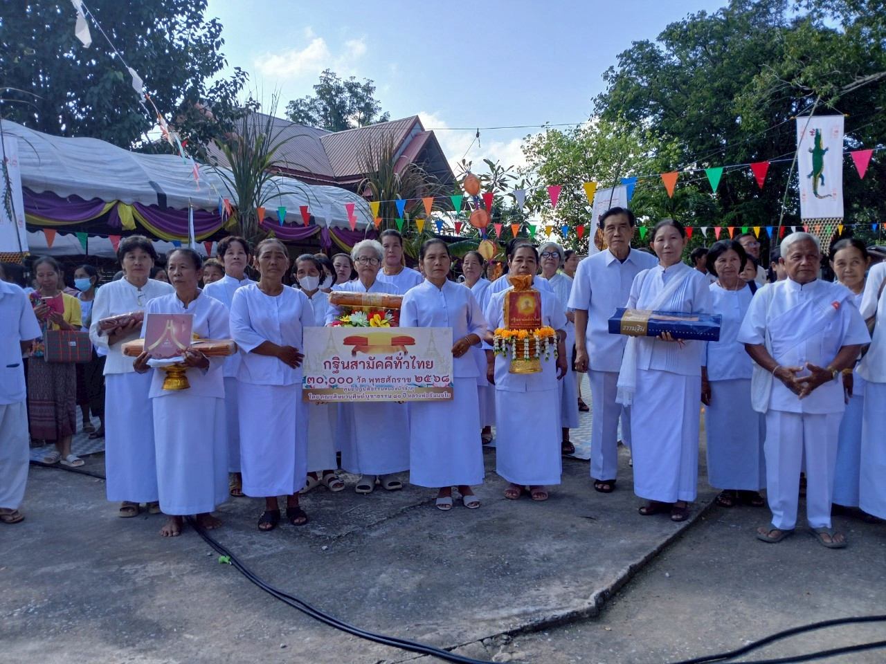 ภาพหมู่ถือพานถวายปัจจัยวัดสว่างศรีสมพร