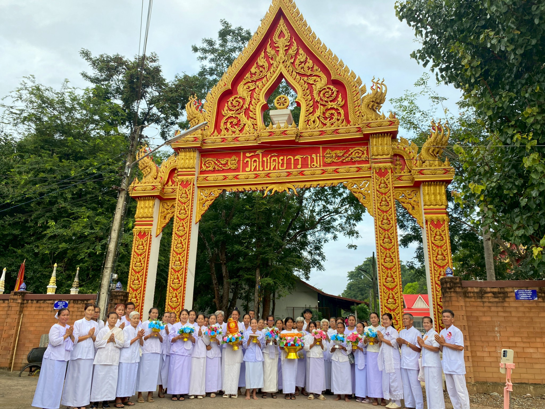 ภาพหมู่ถือพานถวายปัจจัยวัดโชติยาราม