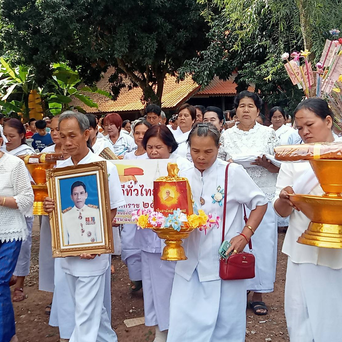 ภาพหมู่ถือพานถวายปัจจัยวัดกุดฮูอรุณรังษี