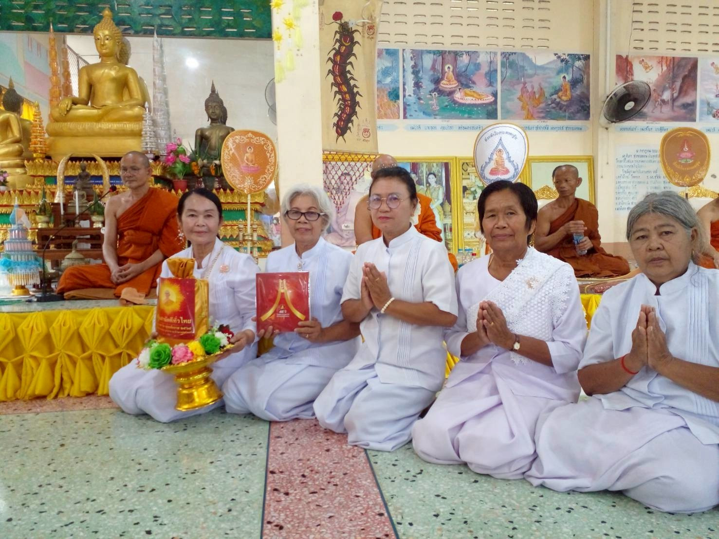 ภาพหมู่ถือพานถวายปัจจัยวัดกุศลกิจพิทักษ์